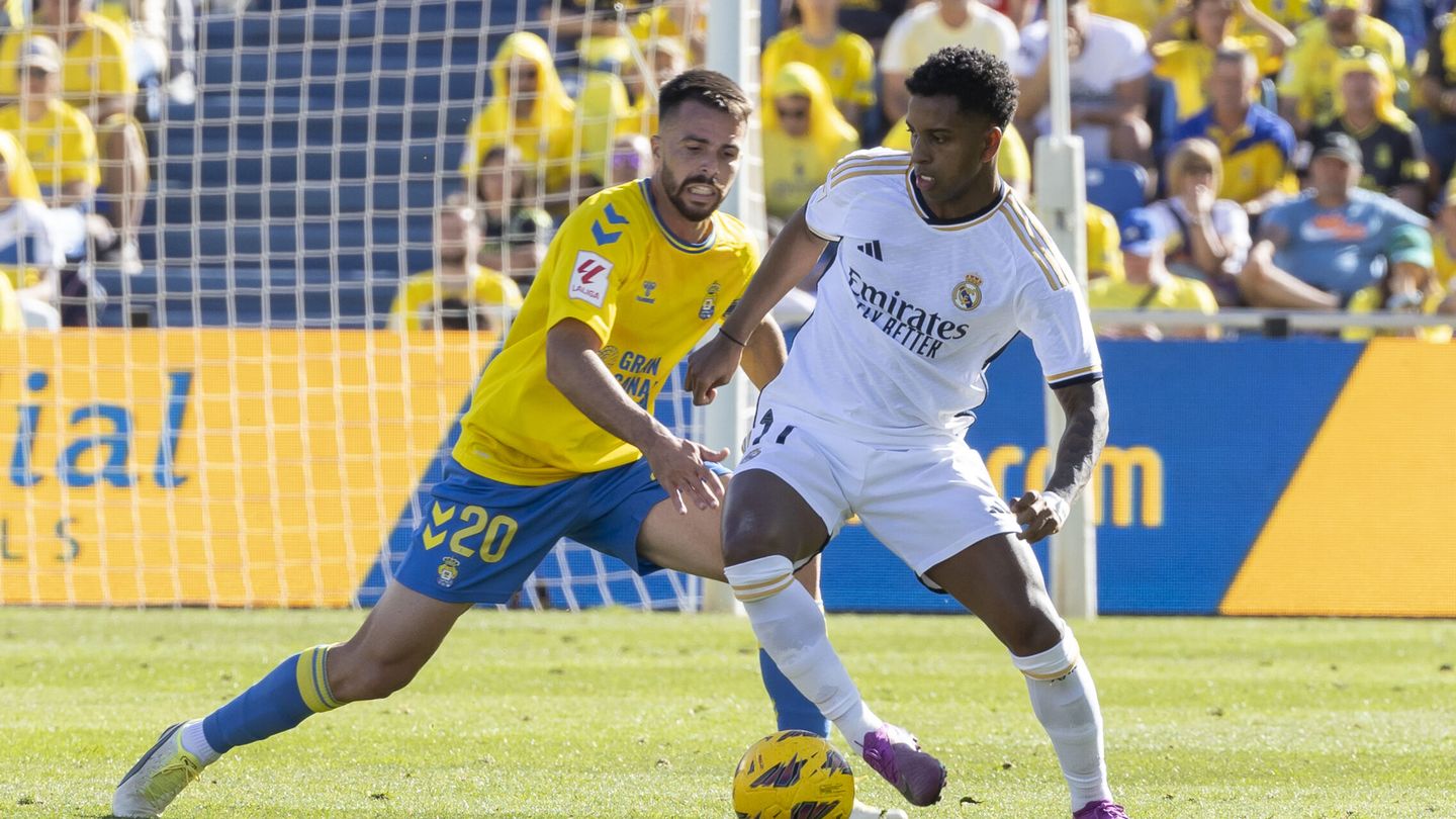 Rodrygo protege la pelota ante Kirian. (EFE/Rodrigo Jiménez)