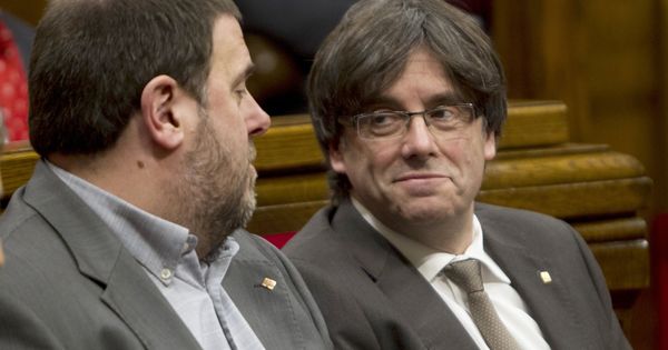 Foto: Junqueras y Puigdemont en un pleno del Parlament en 2016. (EFE)
