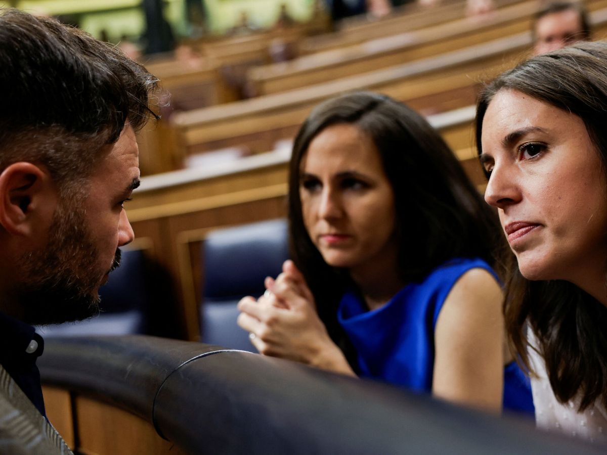 Foto: Ione Belarra e Irene Montero, de Podemos, hablan en el Congreso con Gabriel Rufián, de ERC (REUTERS/Susana Vera)