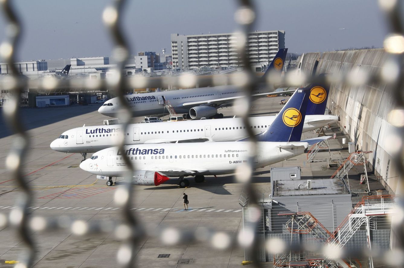 Aviones de Lufthansa en la pista del aeropuerto de Frankfurt, el 17 de marzo de 2016 (Reuters)