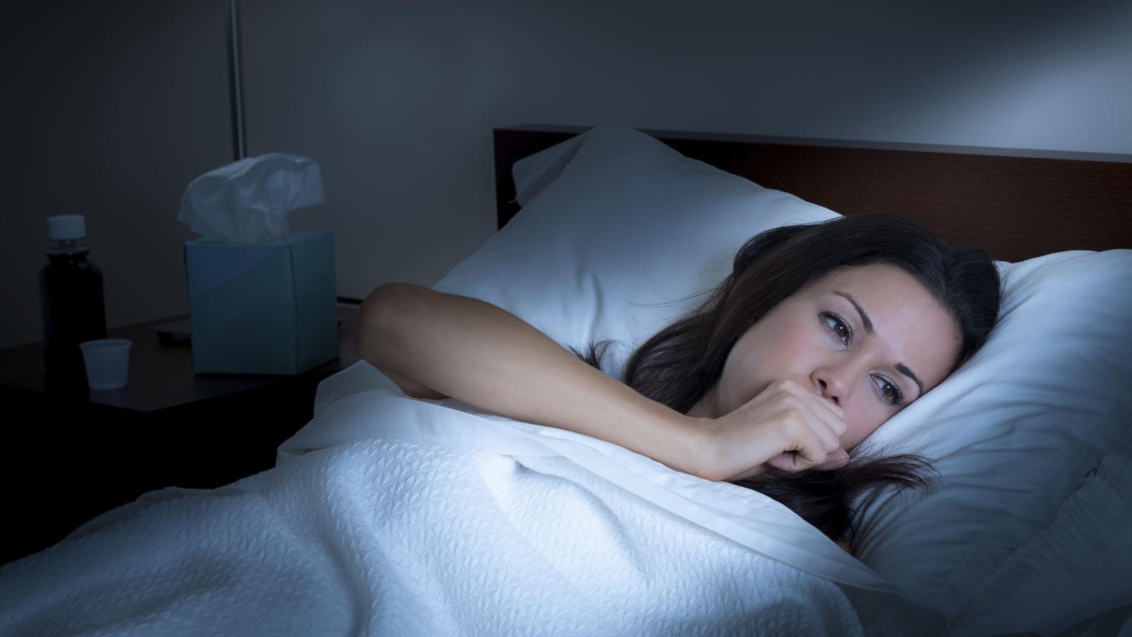 Foto: Es desesperante no poder dormir por culpa de la tos. Acaba con ella. (iStock)