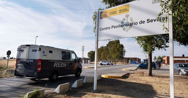 Foto: El furgón que lleva a los miembros de “La Manada” llega al Centro Penitenciario Sevilla 1. (Efe)
