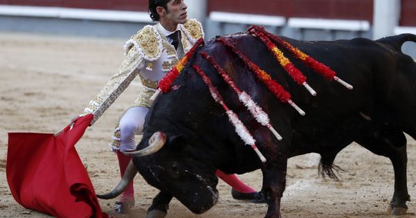Foto: El diestro extremeño Alejandro Talavante, con su primer toro. (EFE)