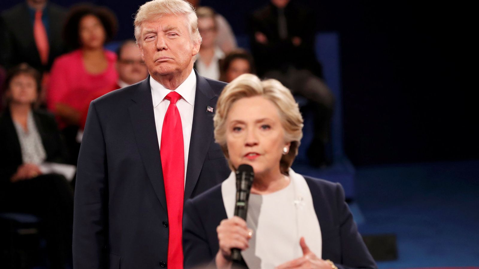 Foto: El candidato presidencial republicano, Donald Trump, observa a su rival demócrata durante el segundo debate televisado, en Washington University, San Luis, Misuri. (Reuters)