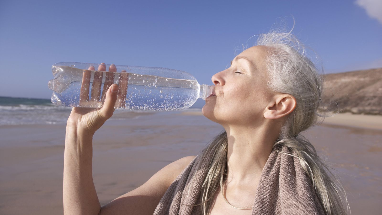 Foto: Debemos preocuparnos por beber agua de forma regular, aunque sin excedernos. (Corbis)