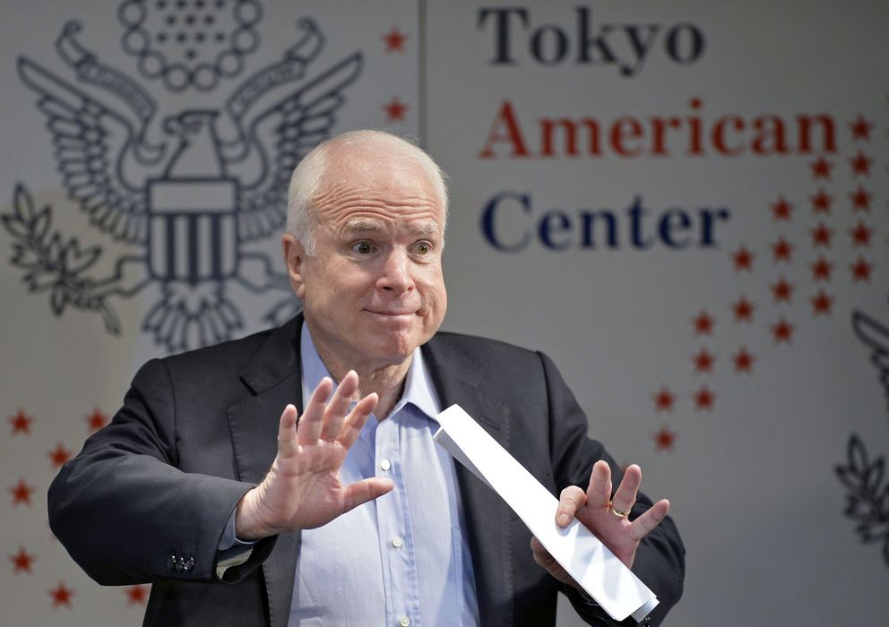 Foto: El senador estadounidense John McCain se reúne con estudiantes de la Conferencia de Estudiantes Japonesa americana (JASC) en Tokio (Efe). 