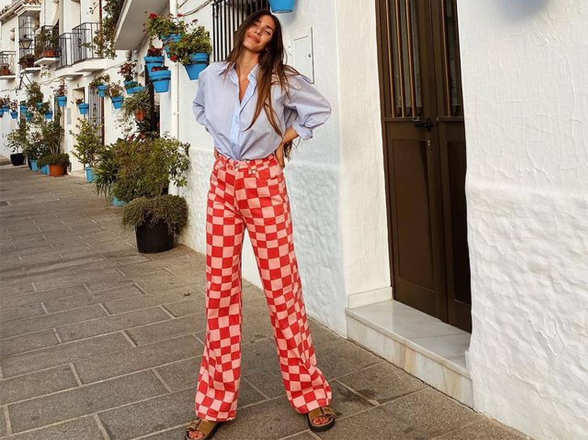 Foto: Ana Moya posa en sus redes sociales con pantalones de cuadros de Zara. (Instagram @anamoyacalzado)