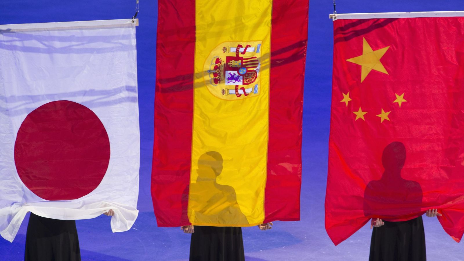 Foto: De izquierda a derecha, banderas de Japón, España y China. (Reuters)