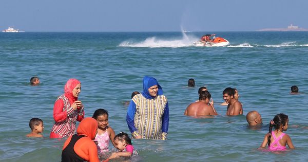 Foto: Mujeres tunecinas con burkini, en una playa. (Reuters)