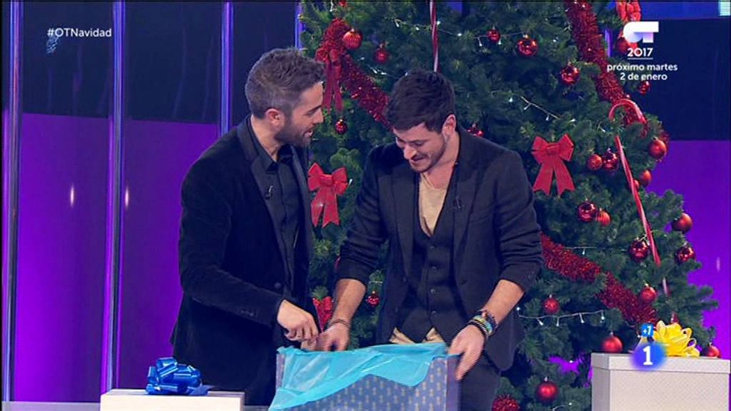Cepeda y Roberto Leal en la gala de Navidad de 'OT 2017'. (RTVE)