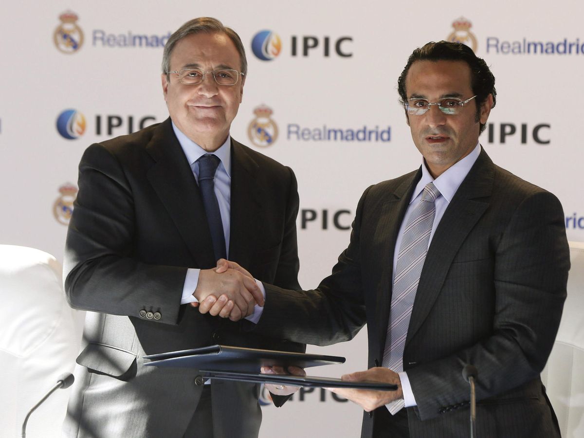 Foto: El presidente del Real Madrid, Florentino Pérez (i) y el director ejecutivo de IPIC, Khadem Abdullah al-Qubaisi, en 2014. (EFE/Juan Carlos Hidalgo)