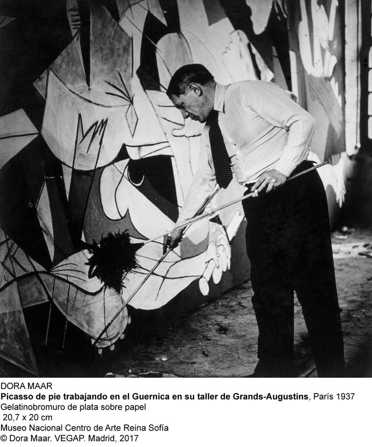 Foto: Fotografía de Picasso de pie trabajando en el 'Guernica' en su taller de Grands-Agustins, en París en 1937, de Dora Maar (Museo Reina Sofía)