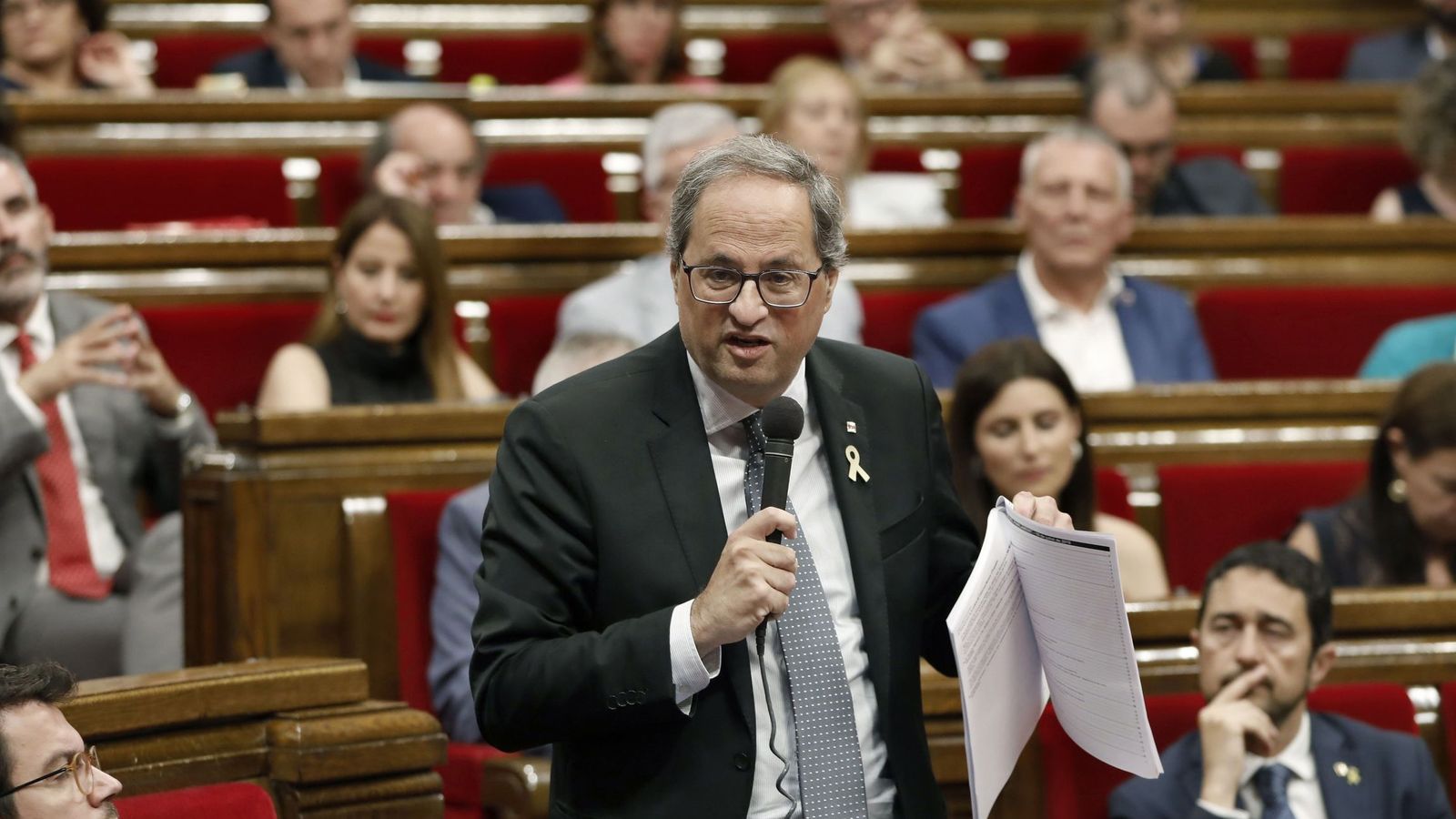 Foto: El presidente de la Generalitat, Quim Torra, contesta a una pregunta de la oposición durante una sesión de control celebrada en el Parlament. (EFE)
