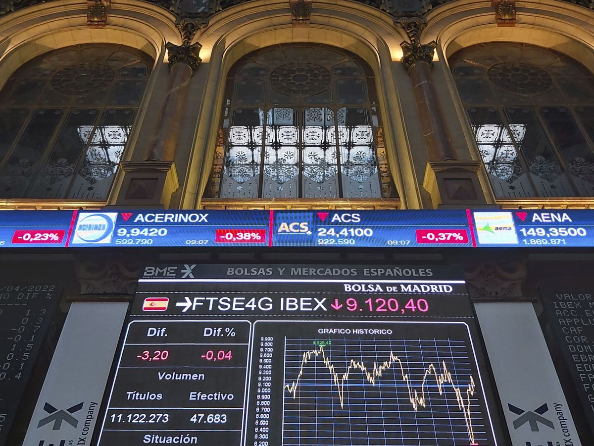 Foto: Pantallas muestran información bursátil en la Bolsa de Madrid. (EFE/Altea Tejido)
