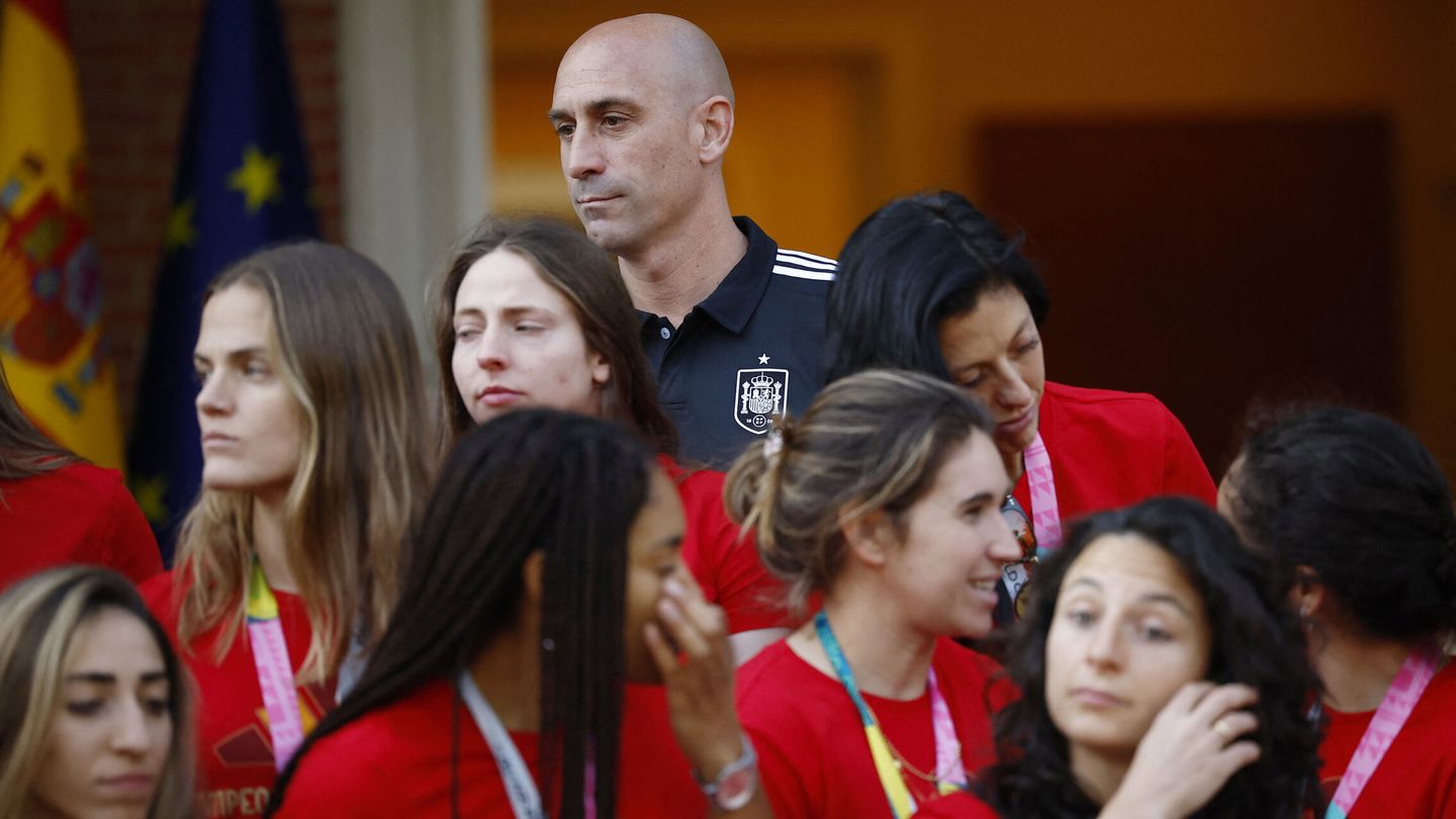 Luis Rubiales con las futbolistas de la Selección femenina. (Reuters/Juan Medina)