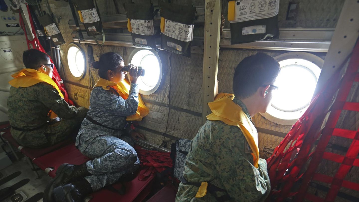Personal militar durante la búsqueda en el Mar de China del vuelo de Malaysia Airlines (Reuters).