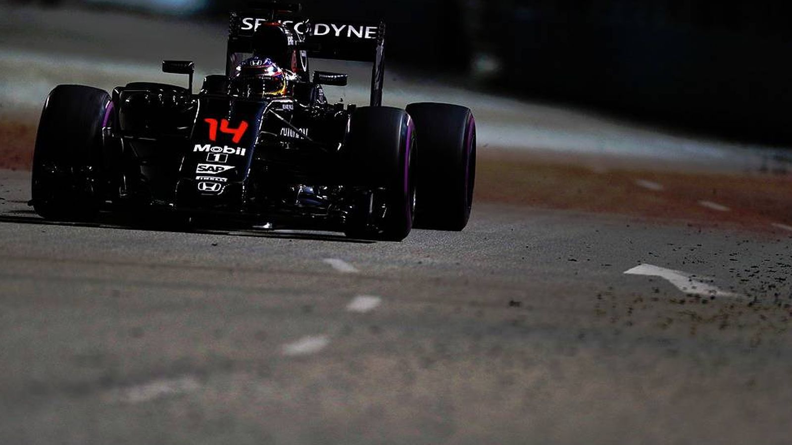 Foto: El McLaren de Fernando Alonso en las calles de Singapur (Foto: @HondaRacingF1).