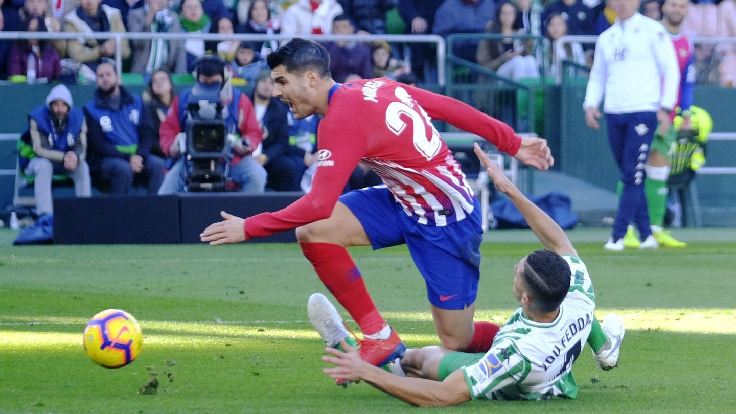 La jugada polémica de la jornada, en el Betis-Atlético. (EFE)