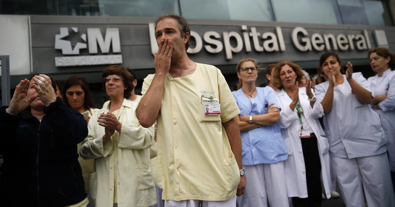 Un grupo de médicos protesta en la entrada principal de La Paz. (Reuters)