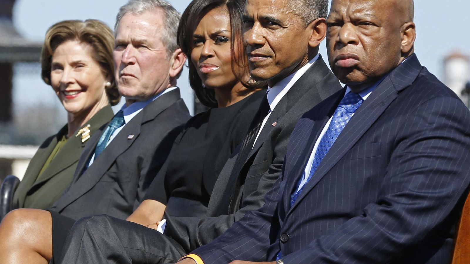 Foto: La pareja Bush junto a la pareja Obama en Alabama (Reuters)
