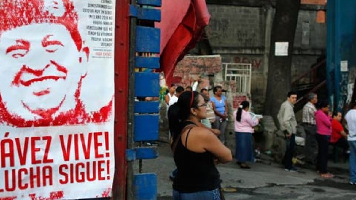 Venezuela elige al sucesor de Chávez en unas elecciones con menor participación que en octubre