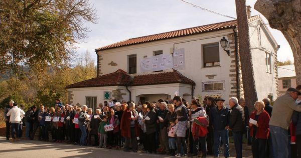 Foto: Manifestación por la reapertura de la farmacia comarcal de Villar del Río (Soria)