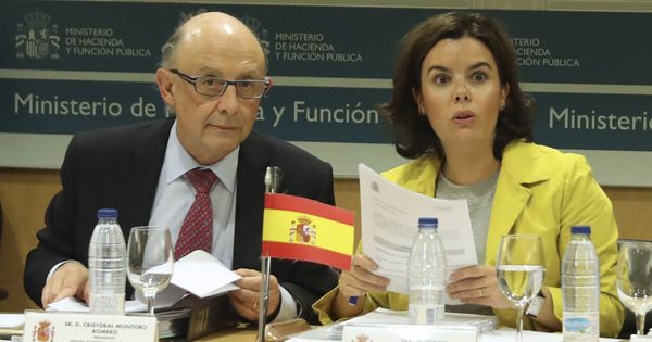 Foto: Cristóbal Montoro y Soraya Sáenz de Santamaría, en el Consejo de Política Fiscal y Financiera. (EFE)