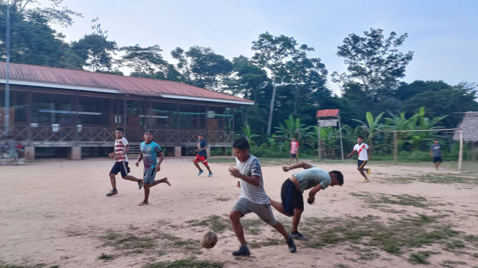 Partido de futbol en la Amazonía peruana. M.I.