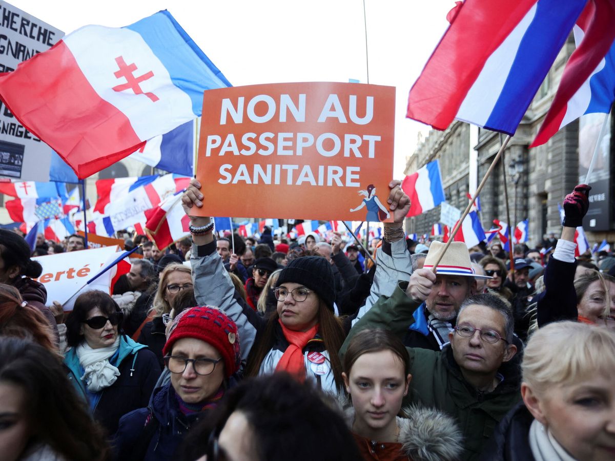 Foto: Protesta contra el pasaporte sanitario en París, Francia. (Reuters/Sarah Meyssonnier)