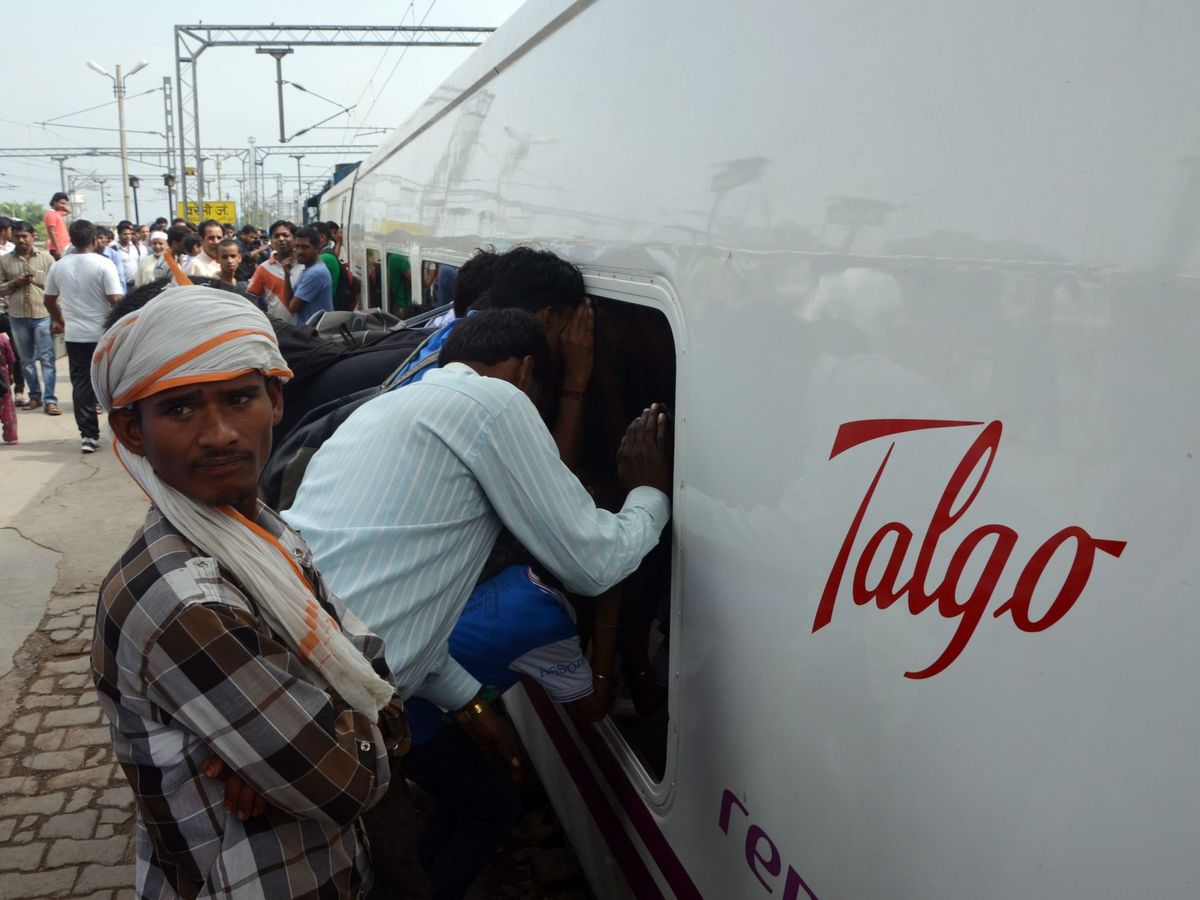 Foto: Un tren de Talgo en la India. (EFE/Divyakant Solanki)