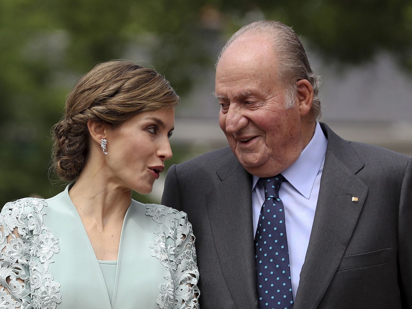 La reina Letizia y don Juan Carlos conversan en la comunión de la infanta Sofía. (EFE)