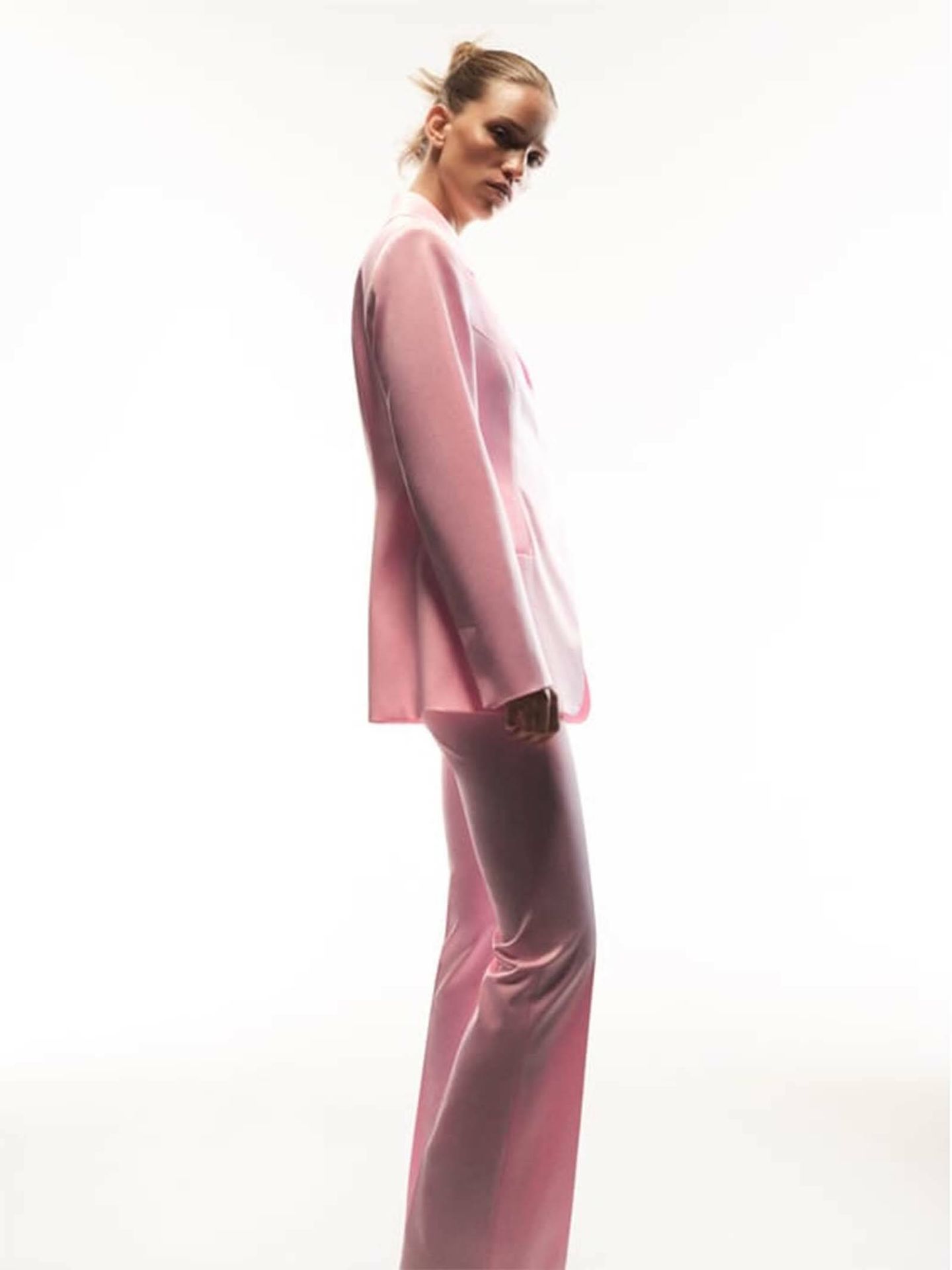 Un traje rosa similar al de la reina Letizia. (Zara/Cortesía)
