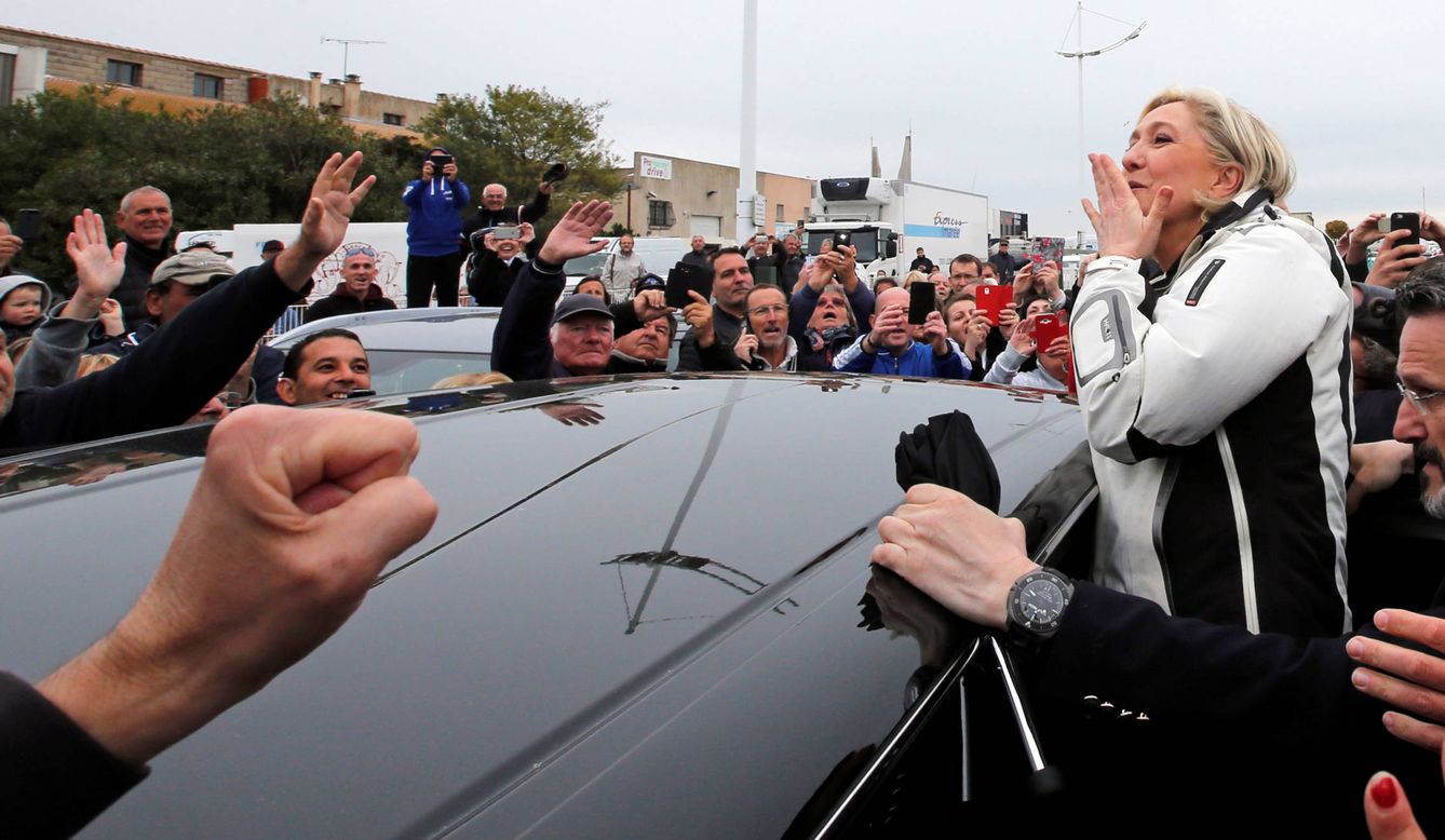 Marine Le Pen saluda a simpatizantes durante una visita de campaña a Grau-du-Roi. (Reuters)