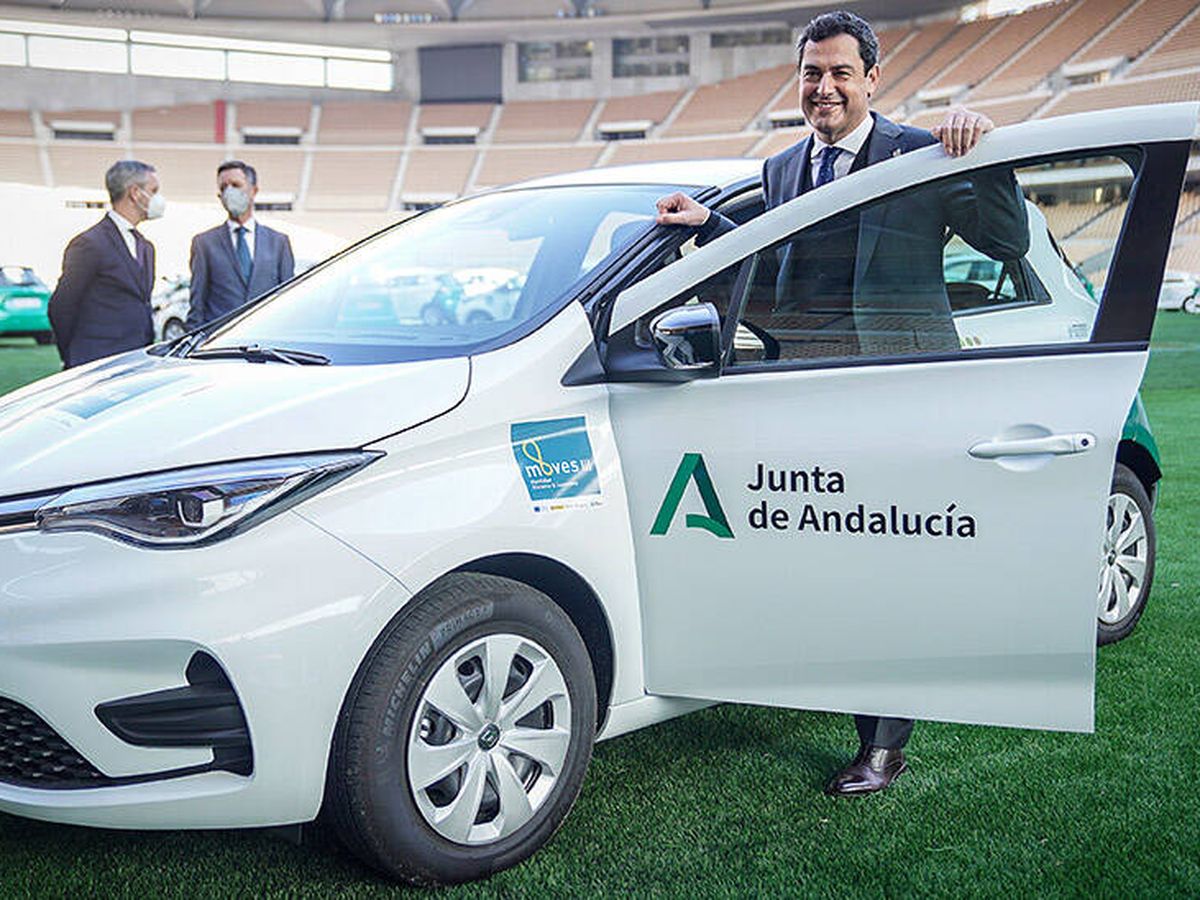 Foto: El presidente andaluz, Juanma Moreno, en un coche de la Junta. (Cedida)