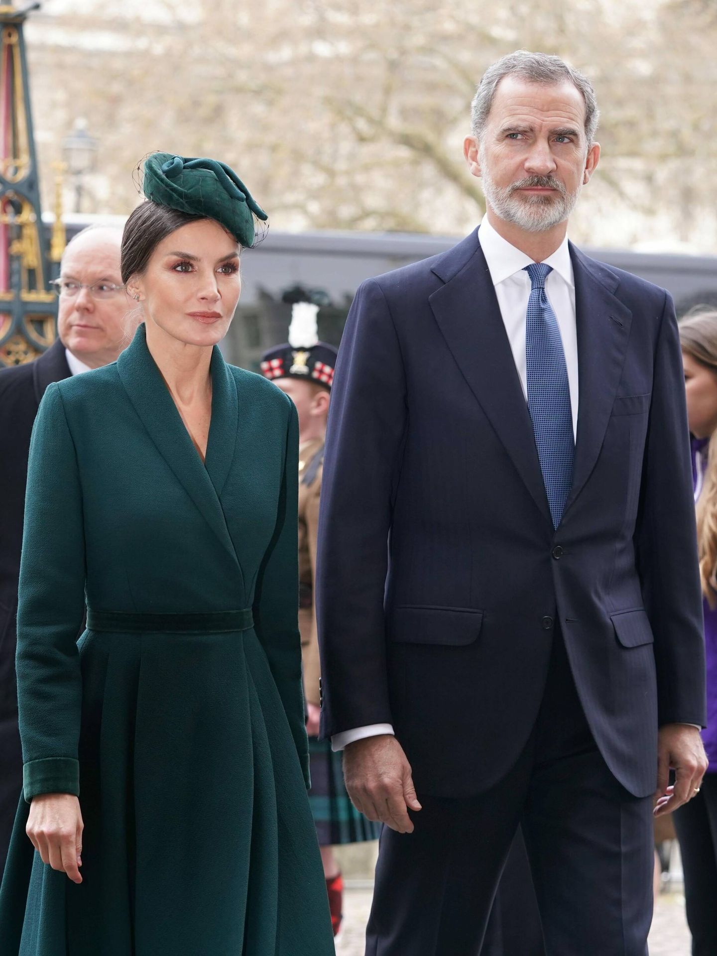 Don Felipe y doña Letizia, llegando a la misa en memoria del duque de Edimburgo. (Cordon Press)