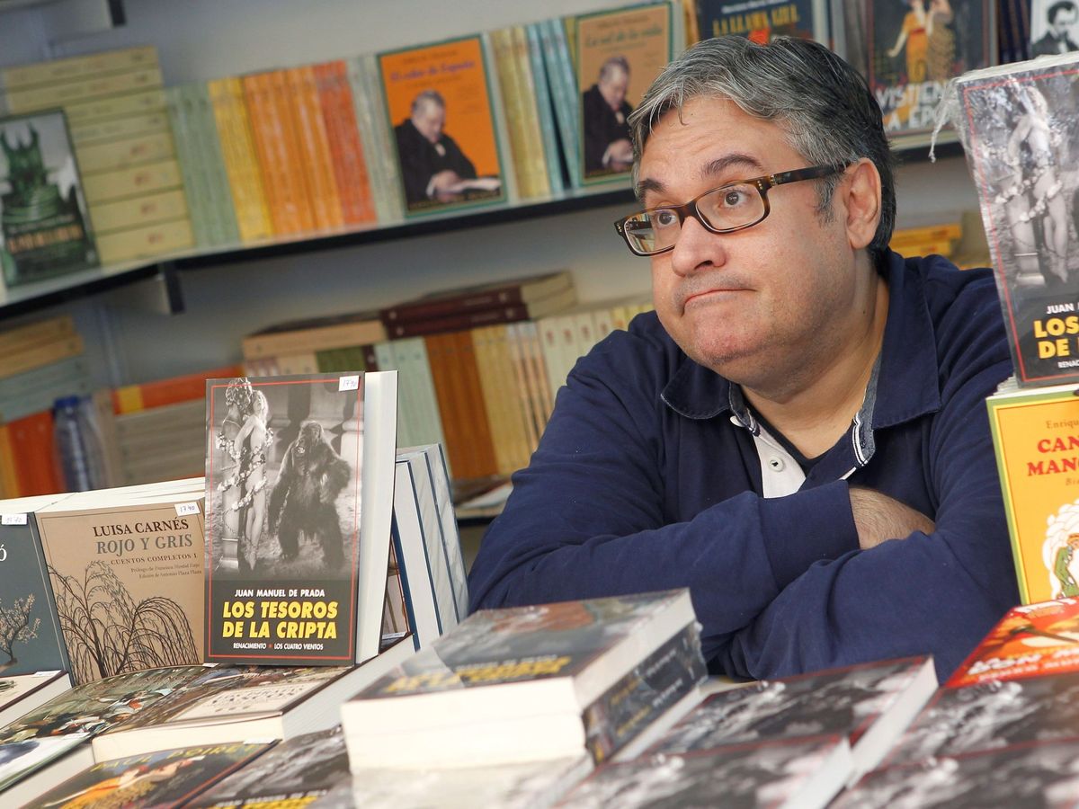 Foto: Juan Manuel de Prada en la Feria del Libro de Madrid (EFE)