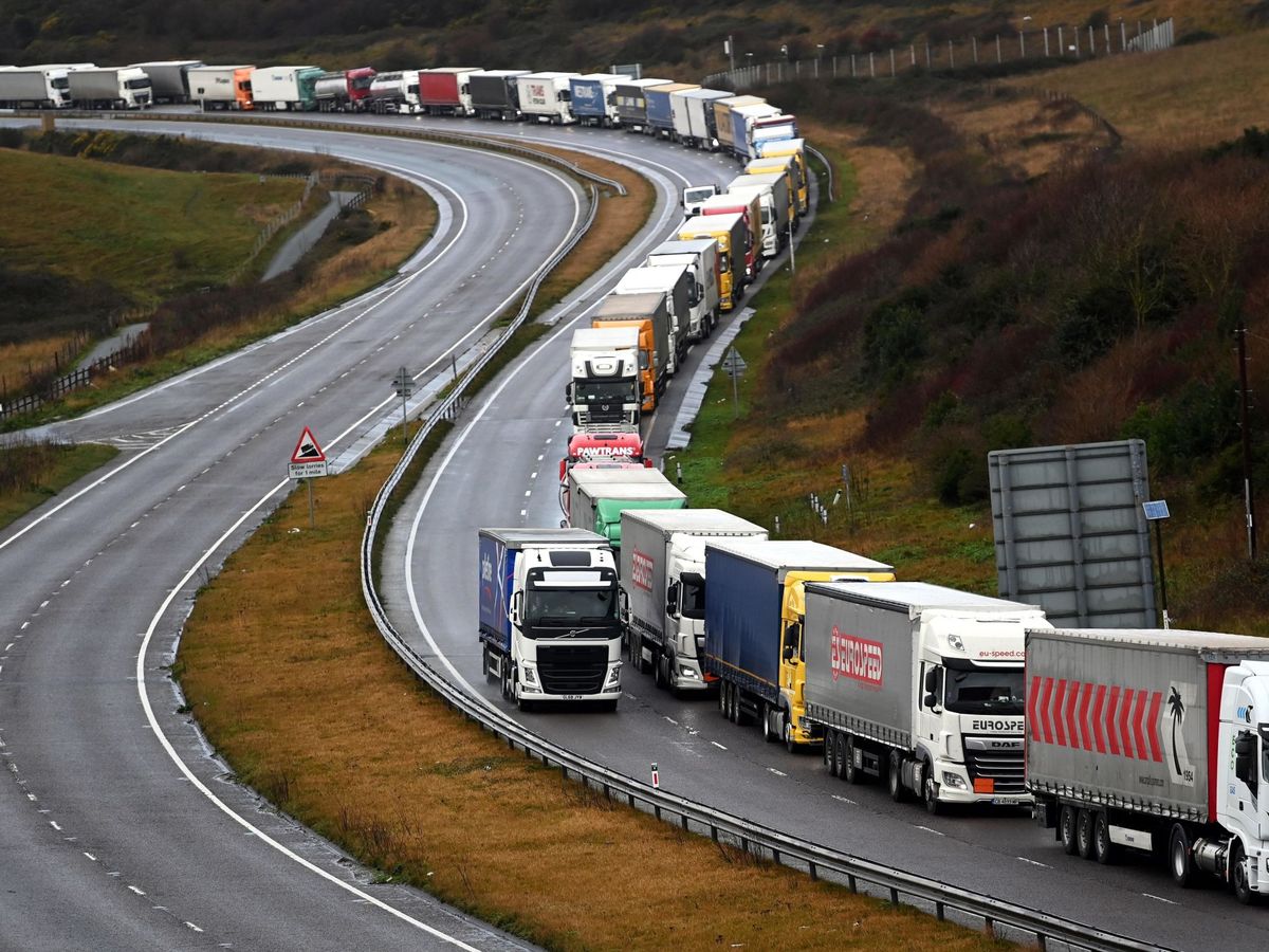 Foto: Atasco de camiones en el puerto británico de Dover. (EFE)