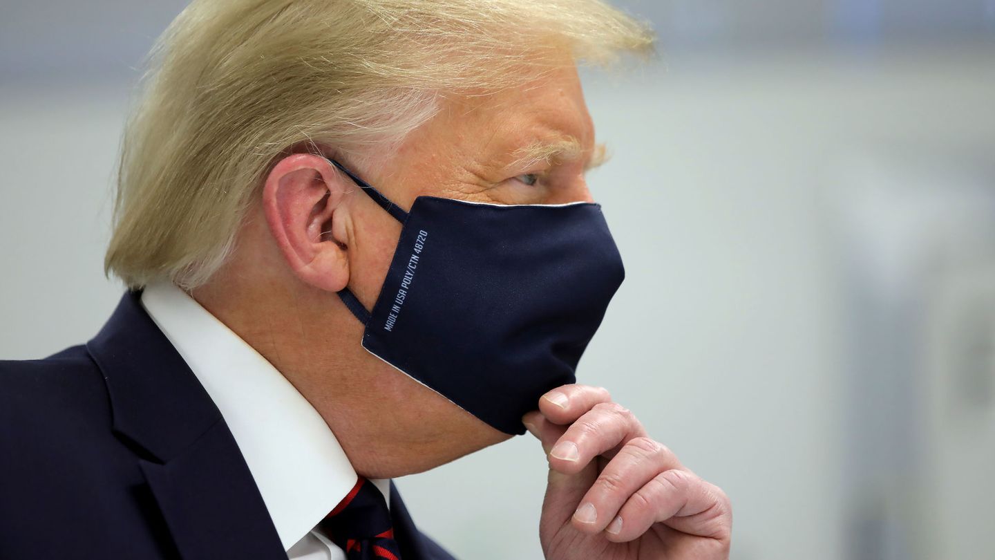 El presidente Trump, en la primera imagen con mascarilla. (Reuters)