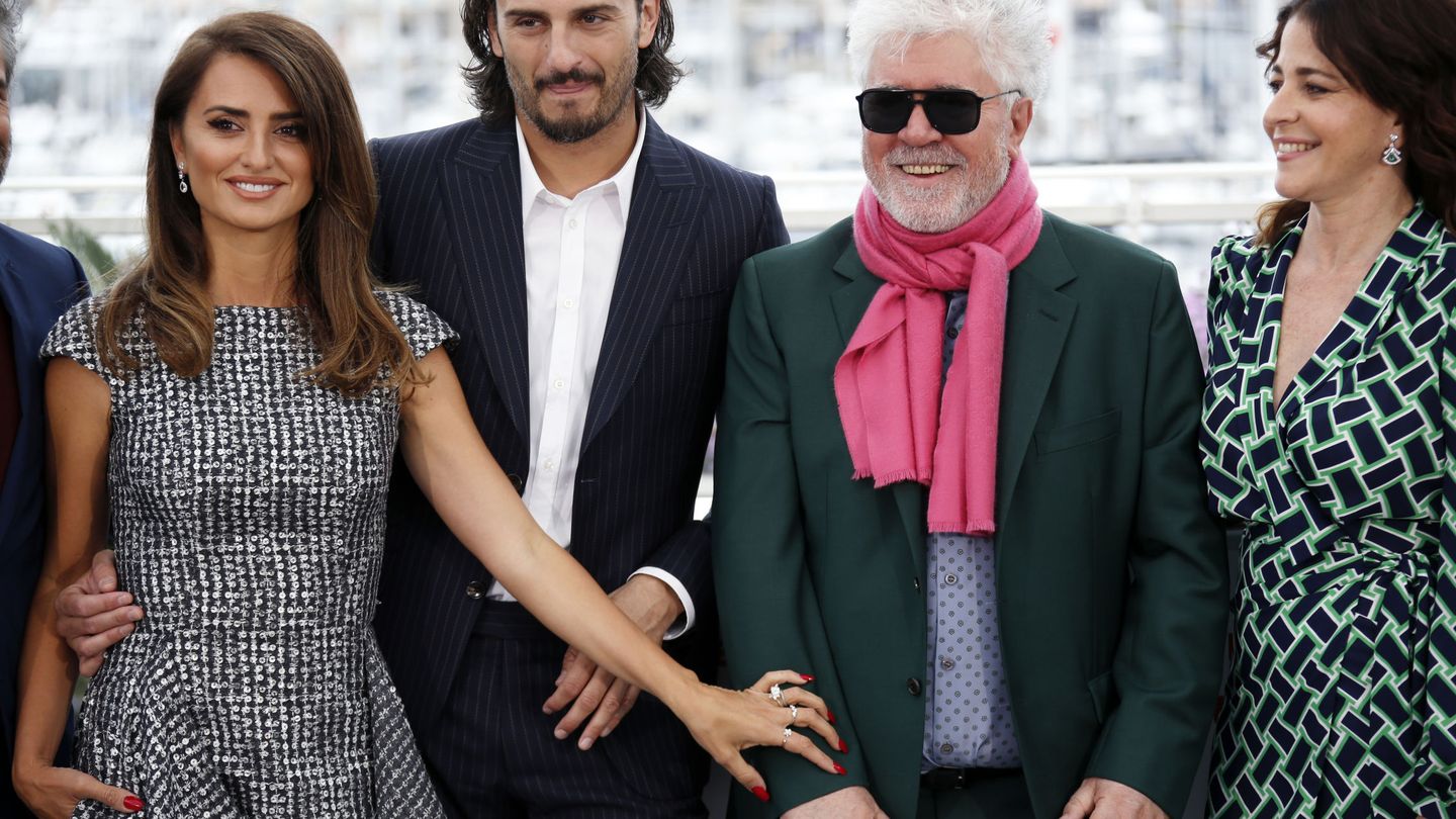 Almodóvar y sus chicos, en Cannes. (Reuters)