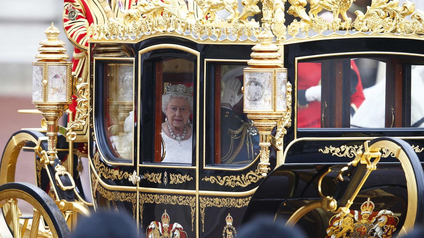 La reina Isabel II, en el Diamond Jubilee State Coach de 2014. (Reuters/Eddie Keogh)