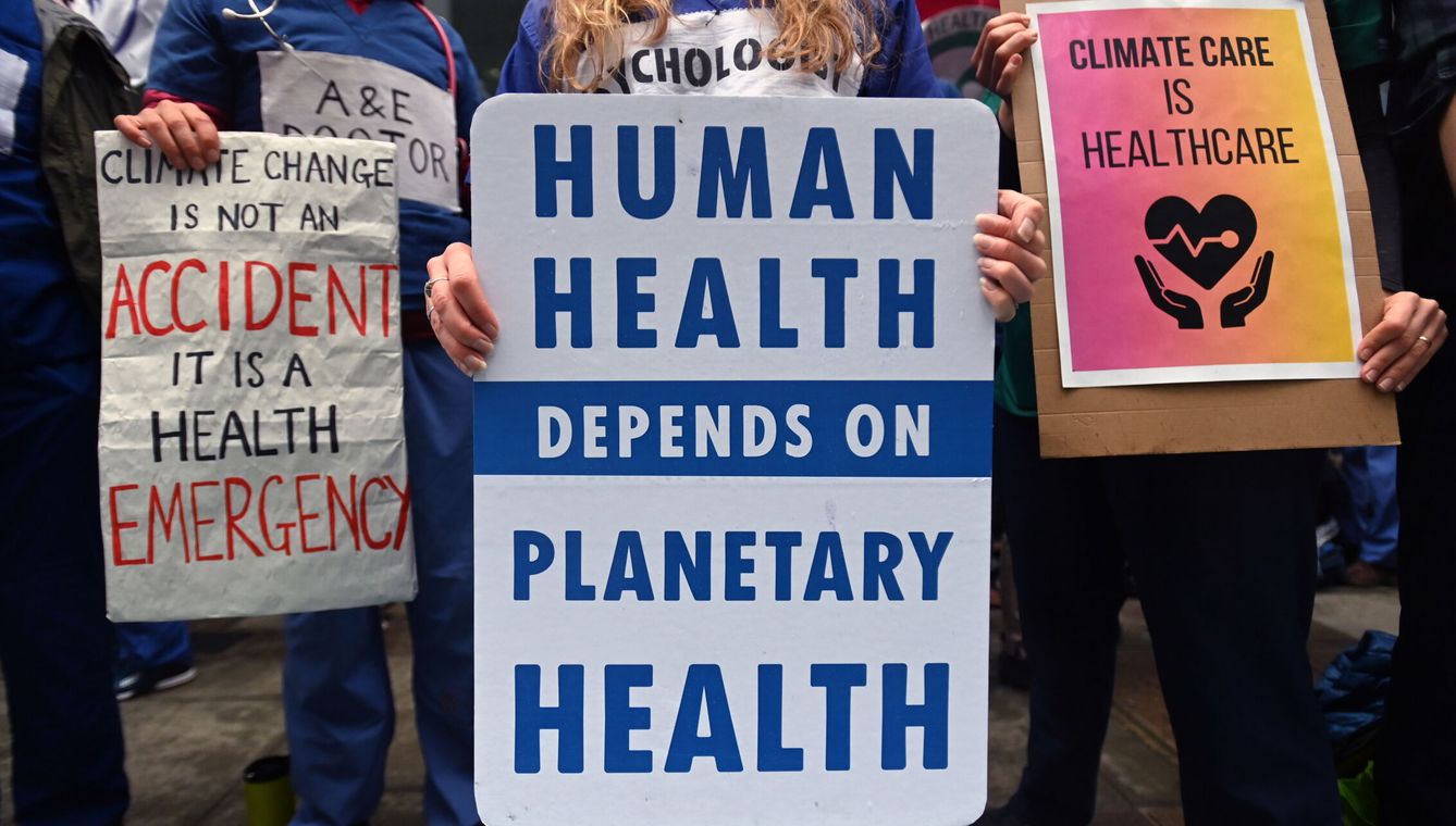 Médicos y enfermeras, en una protesta climática en Londres. (EFE/Andy Rain)