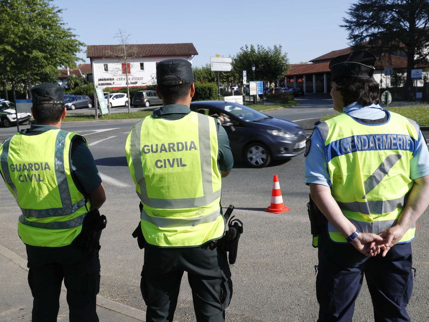 Agentes de la Guardia Civil y de la Gendarmería en un control policial en Francia. (EFE)