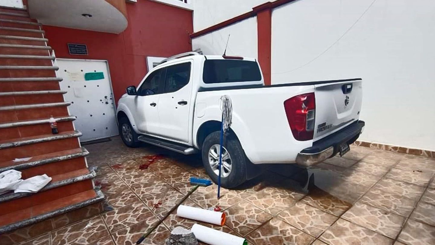 Fotografía del estacionamiento donde fue asesinado el periodista Roberto Toledo hoy en Zitácuaro, estado de Michoacán (México). (EFE/Magda Alonso)