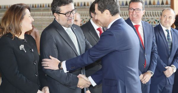 Foto: El presidente electo de la Junta de Andalucía, Juanma Moreno, saluda al líder andaluz de Vox. (EFE)