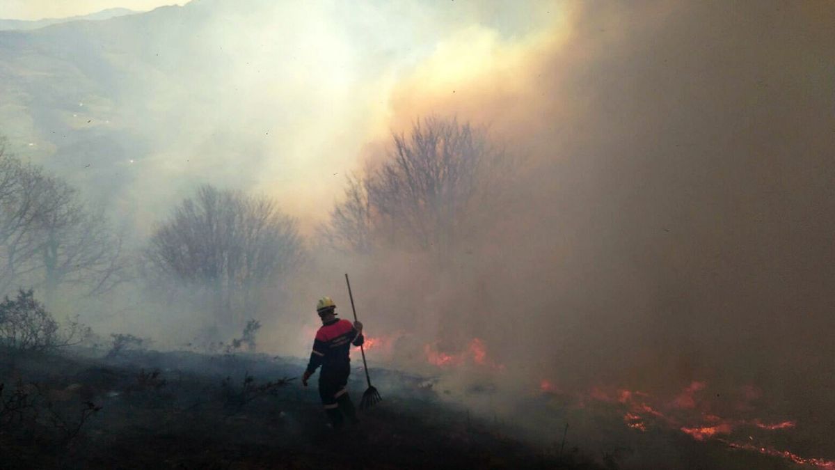 Al menos veinticinco incendios mantienen en alerta a Cantabria, Asturias y Navarra