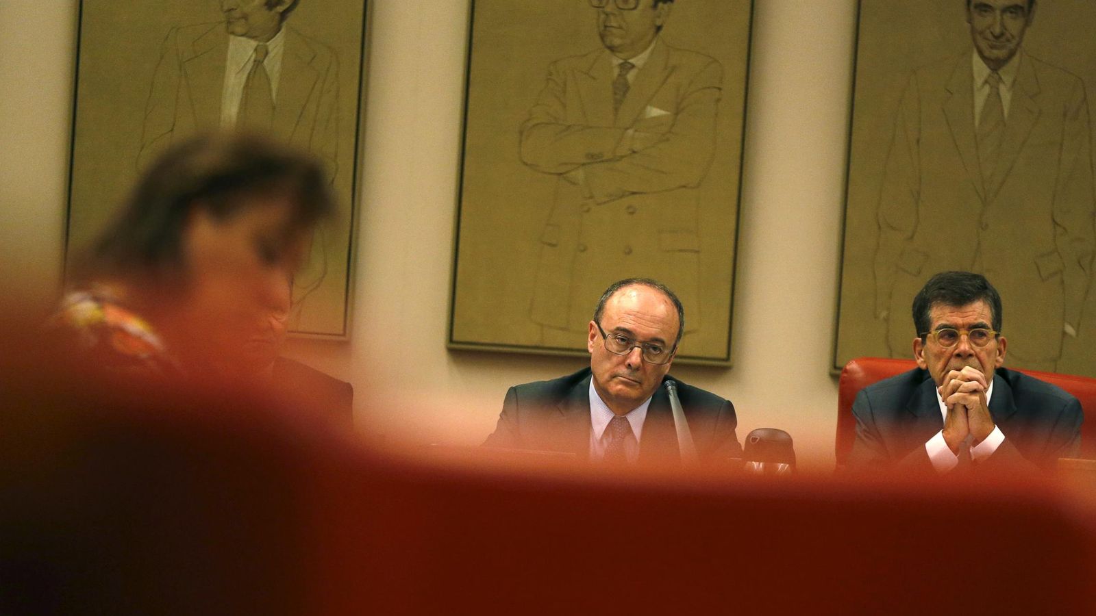 Foto: Luis Linde, gobernador del Banco de España, en el centro de la imagen. (EFE)