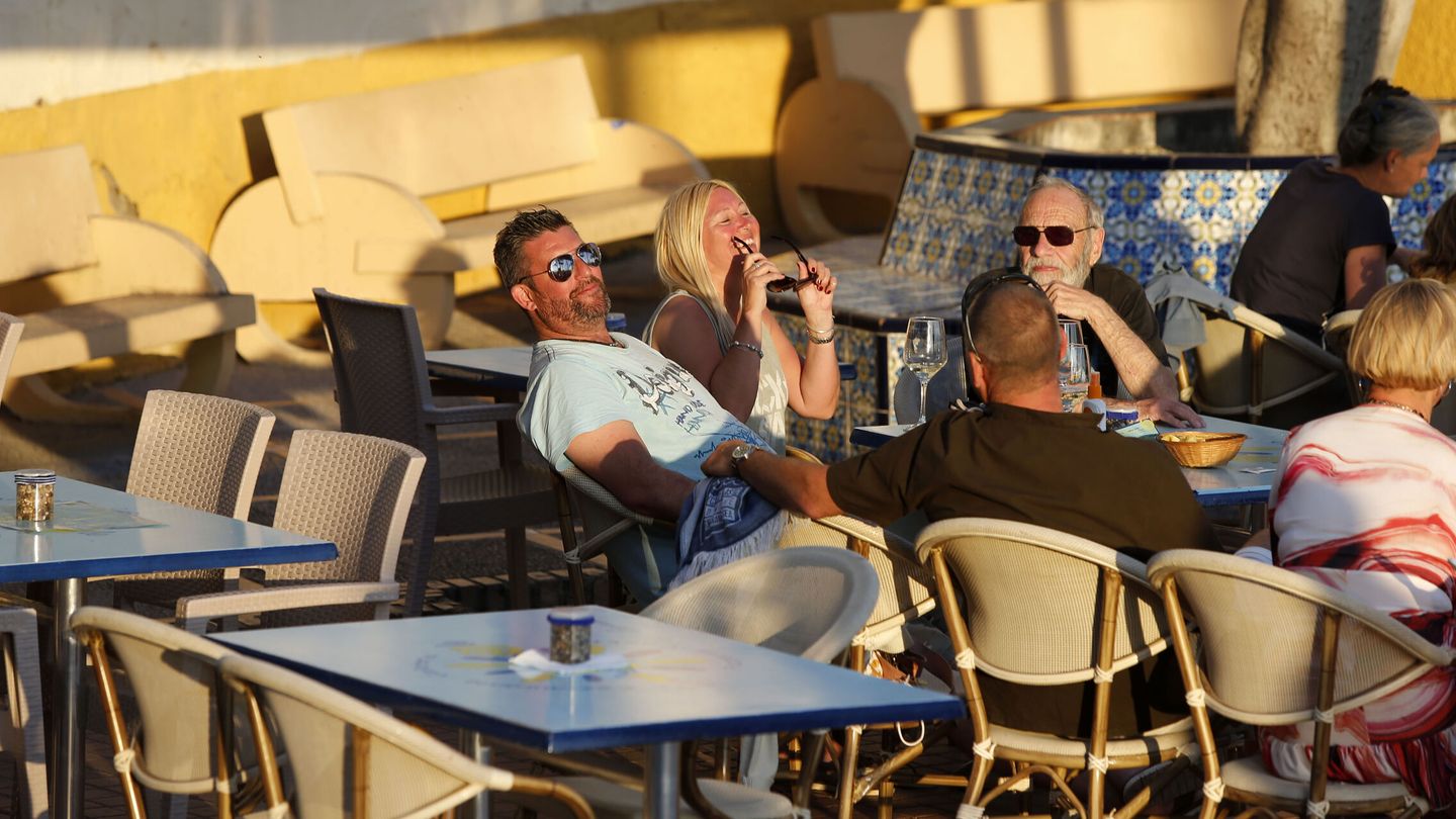Varios turistas disfrutan en una terraza de Benidorm. (EFE/Manuel Lorenzo)