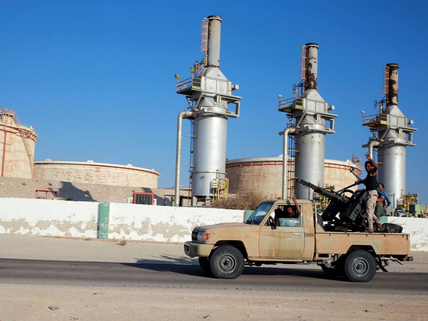 Fuerzas leales a Haftar patrullan la terminal petrolera de Zueitina, al oeste de Bengasi, en septiembre de 2016. (Reuters)