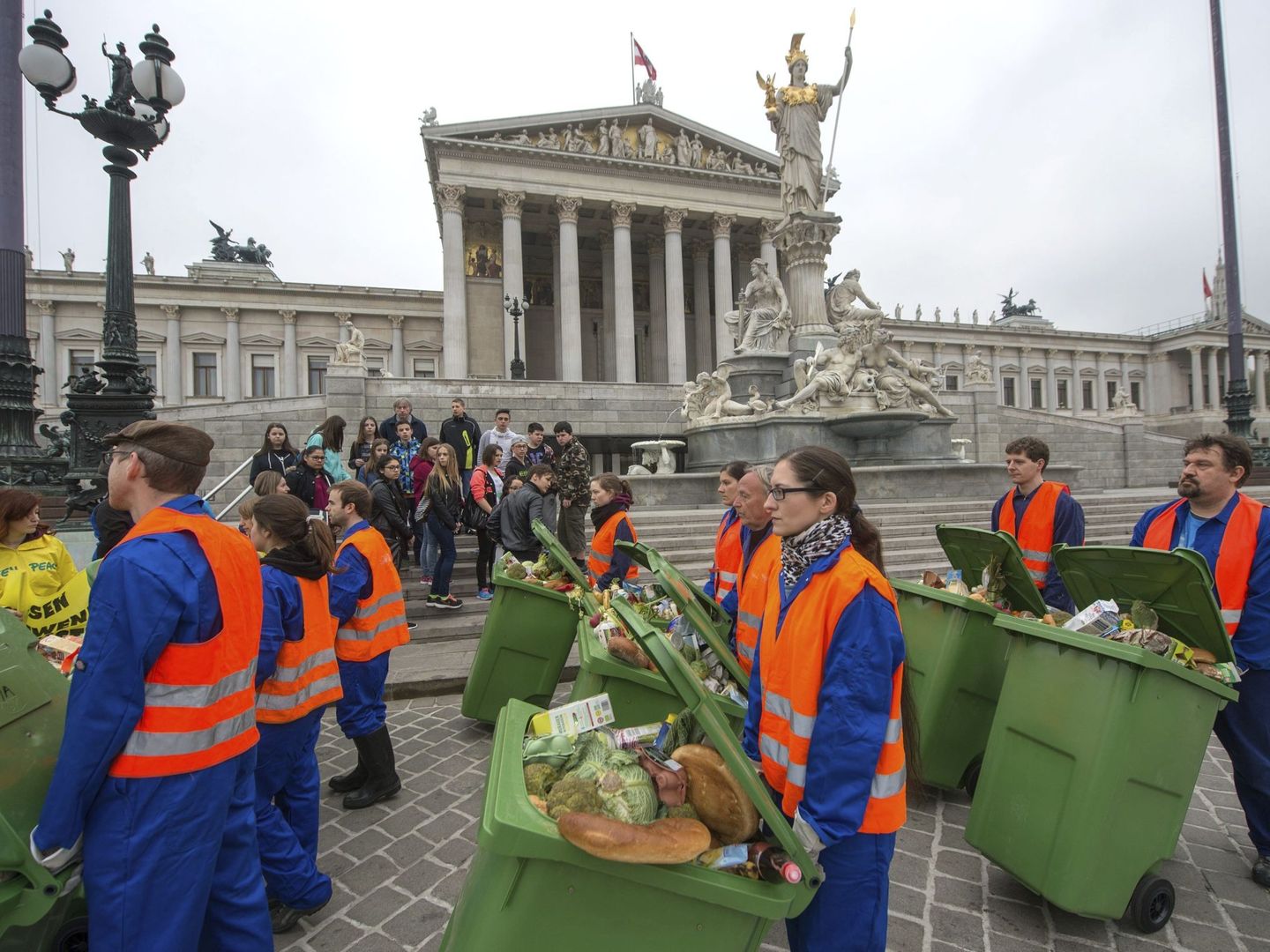 Protesta de Greenpeace en Austria contra el desperdicio de comida. (EFE)