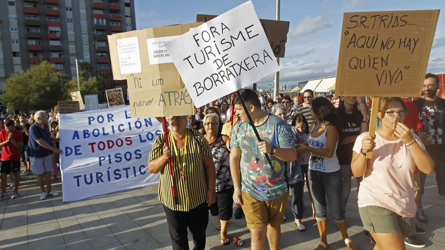 Vecinos de la Barceloneta protestan contra el denominado turismo de borrachera. (EFE)